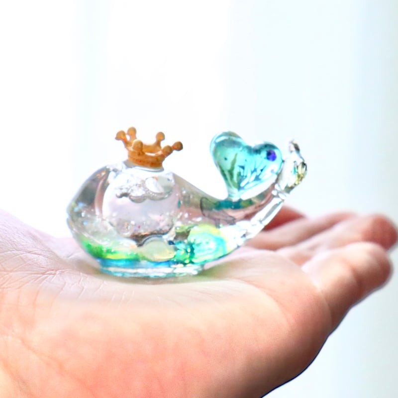 潤う手乗りクジラ〜海の中で煌めくスノードーム〜 | irohaya.