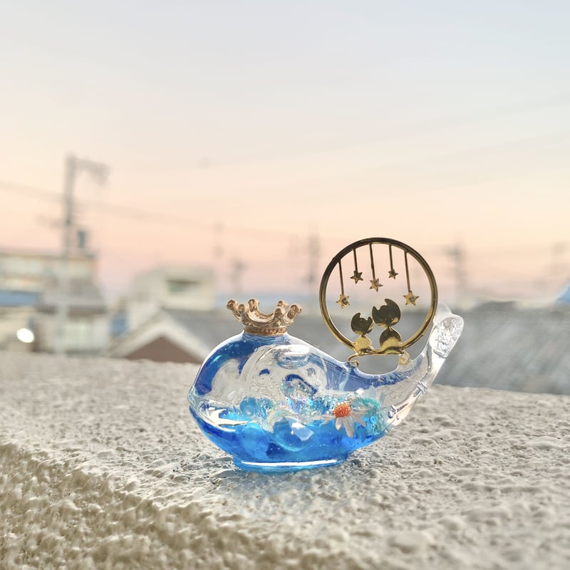 潤う手乗りクジラ〜猫の親子の夜物語 スノードーム〜 | irohaya.