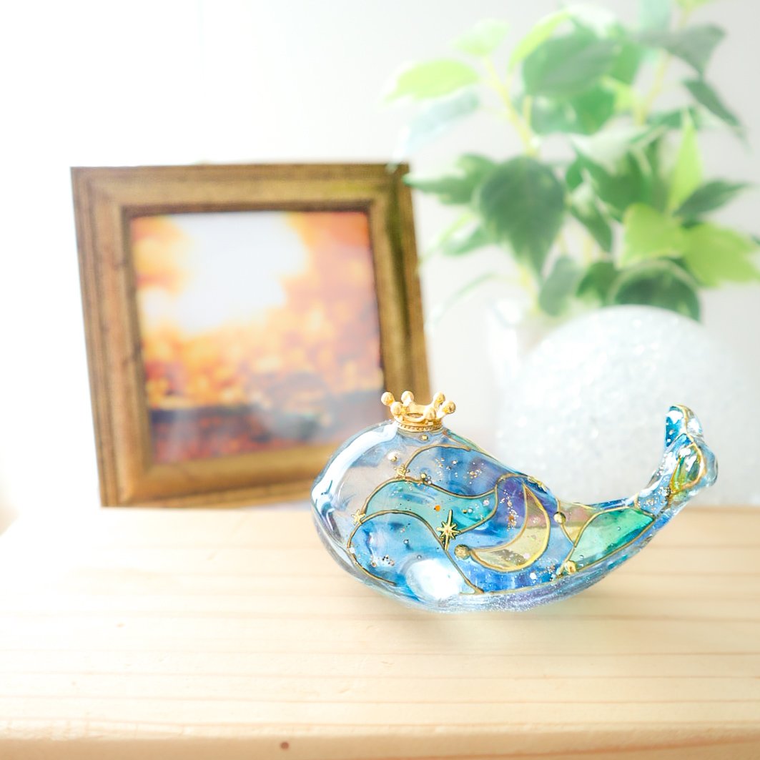 手のひらクジラ】潤うステンドグラス風クジラ〜三日月と星の雫