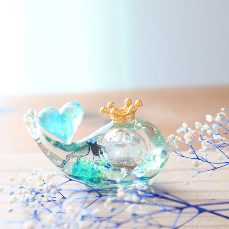 潤う手乗りクジラ〜海の中で煌めくスノードーム〜 | irohaya.