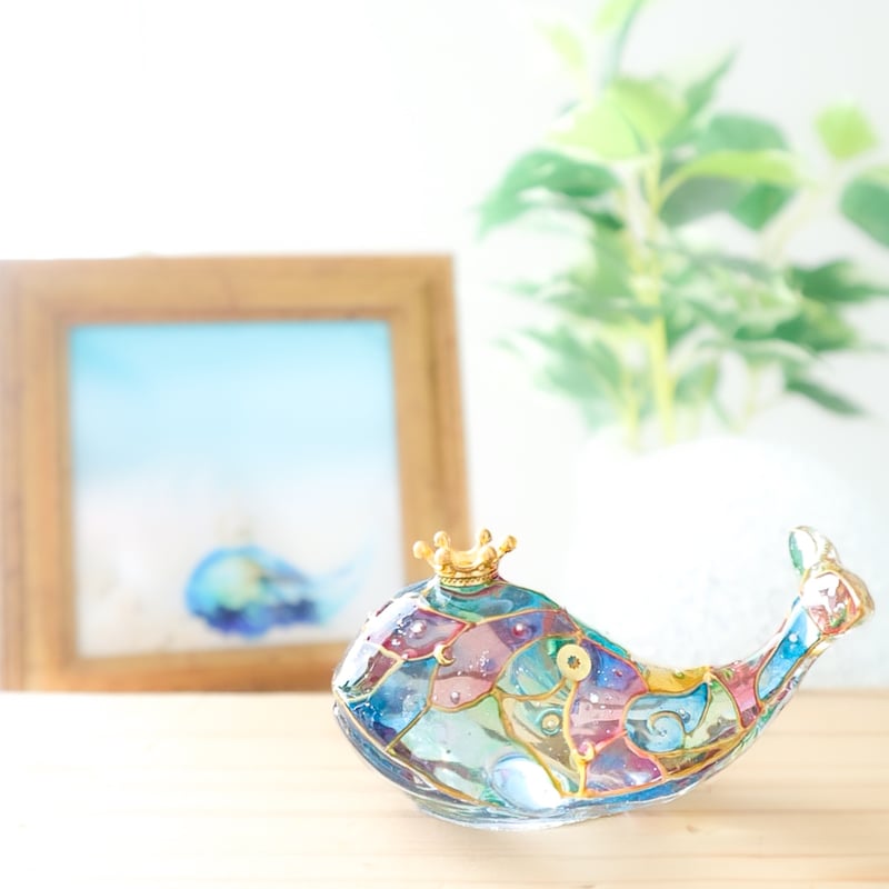 手のひらクジラ】潤うステンドグラス風クジラ〜虹の宝石館〜 | irohaya.