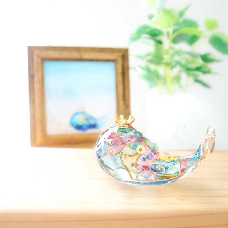 手のひらクジラ】潤うステンドグラス風クジラ〜虹の宝石館〜 | irohaya.