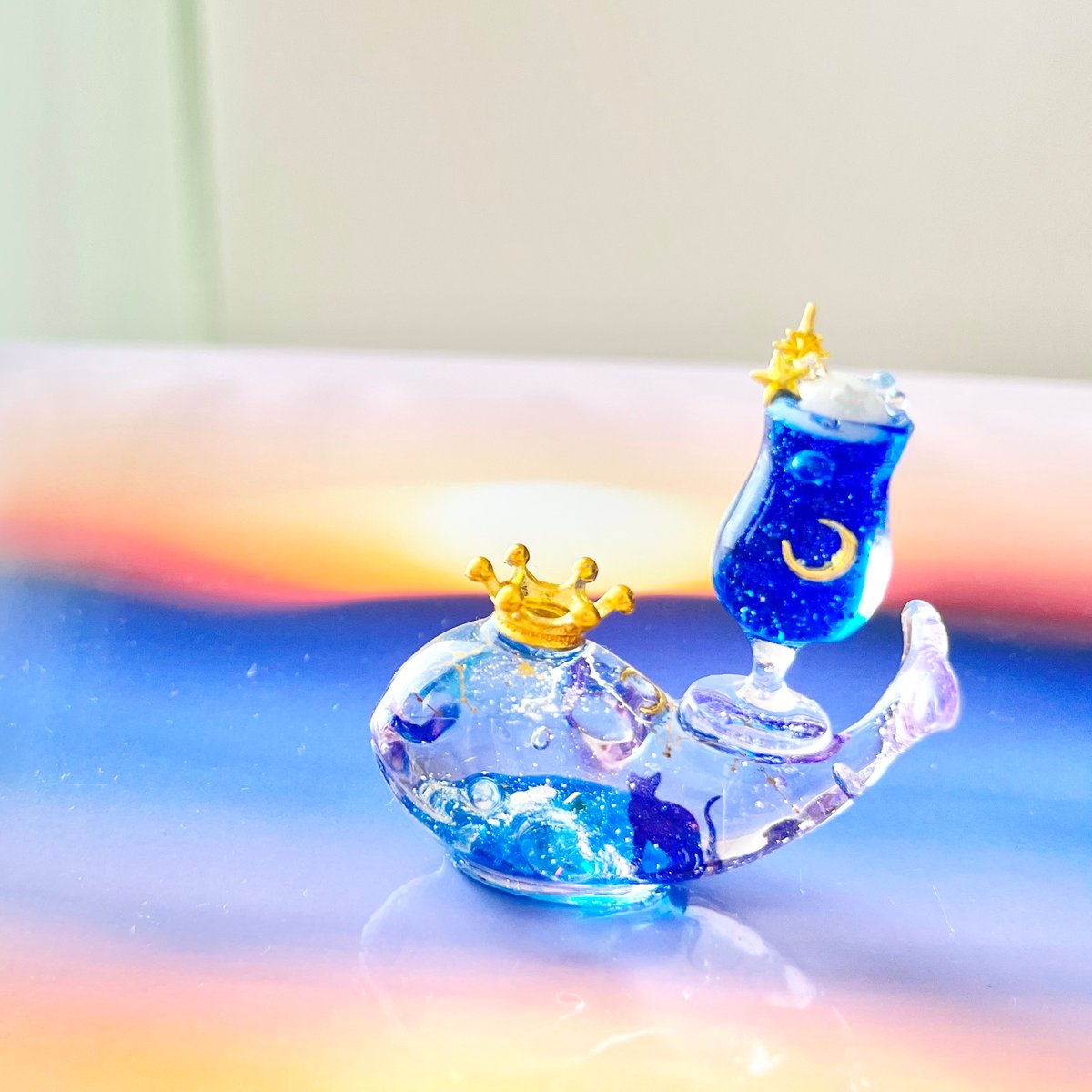 アート    夢を食べるクジラ 孤独なクジラは力一杯今日も鳴く。 キュィーンキュィーン