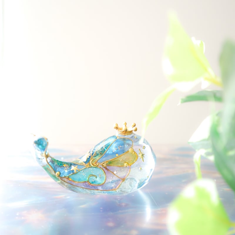 手のひらクジラ】潤うステンドグラス風クジラ〜三日月と星の雫