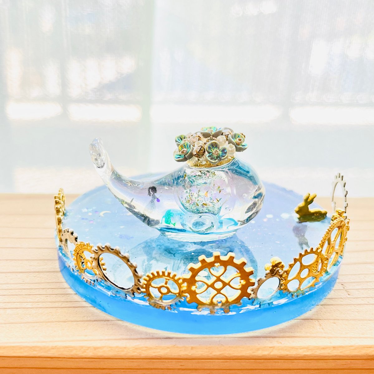 潤う手乗りクジラ〜雪の煌めきを眺める1人の少女 スノードーム