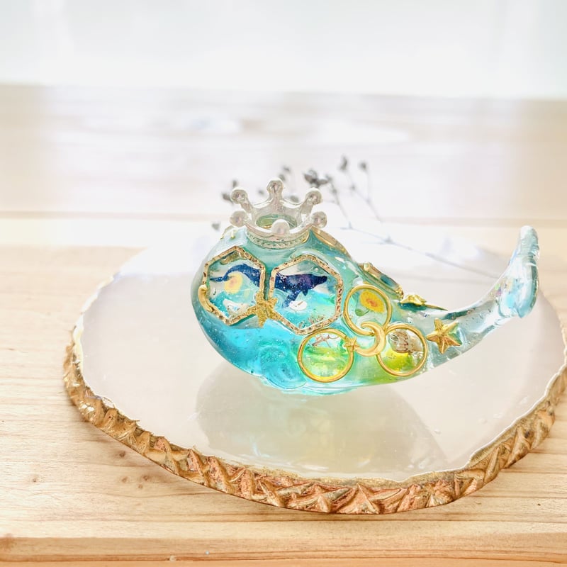 潤う手乗りクジラ〜海の世界を見渡す潜水艦クジラ〜 | irohaya.