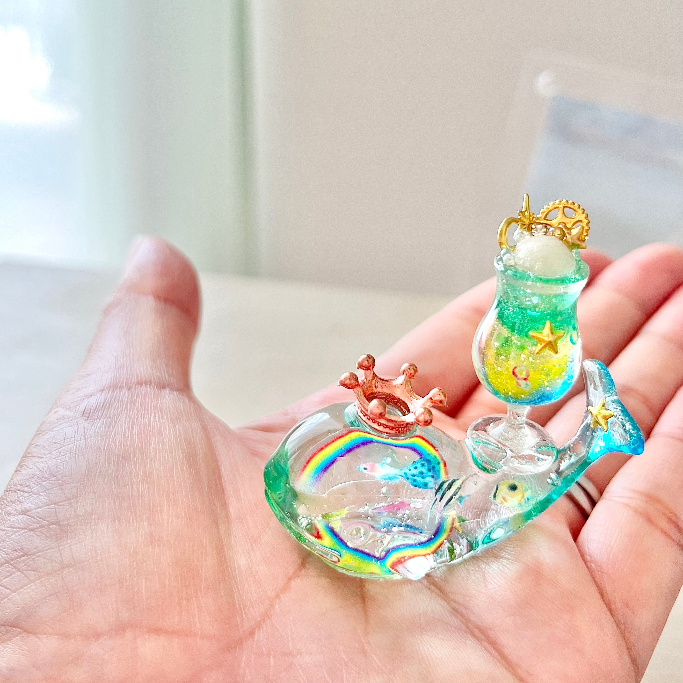 【パラダイス】 イルカ くじら ヒーリングアート 愛  虹 インテリア 潤う手乗りクジラ【夢見るクリームソーダ】〜弧を描く虹の水族館
