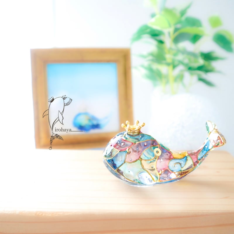 手のひらクジラ】潤うステンドグラス風クジラ〜虹の宝石館〜 | irohaya.