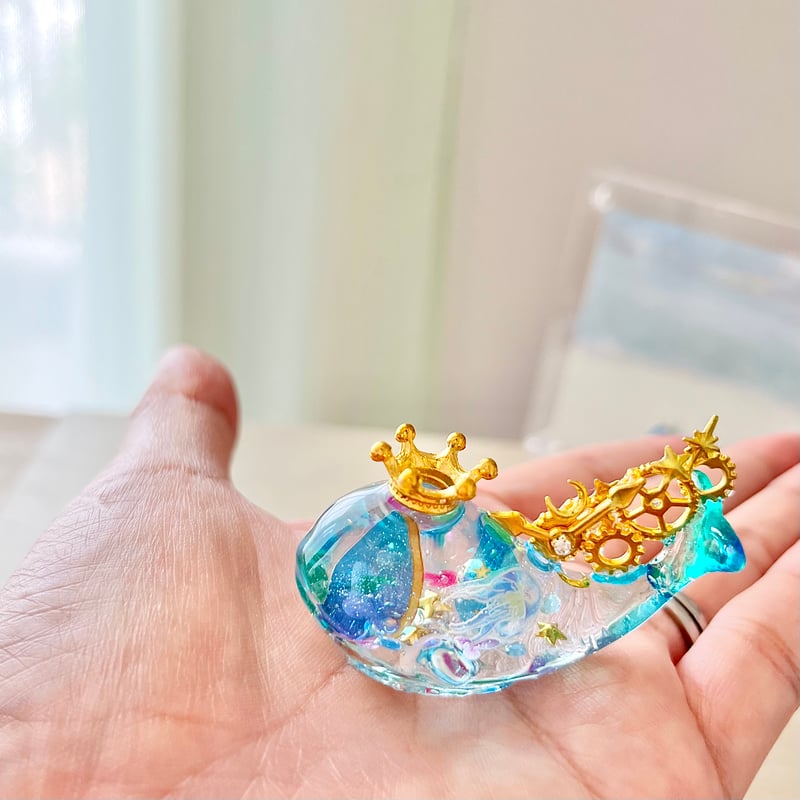 潤う手乗りクジラ〜時を刻むクラゲと青の雫世界〜 | irohaya.