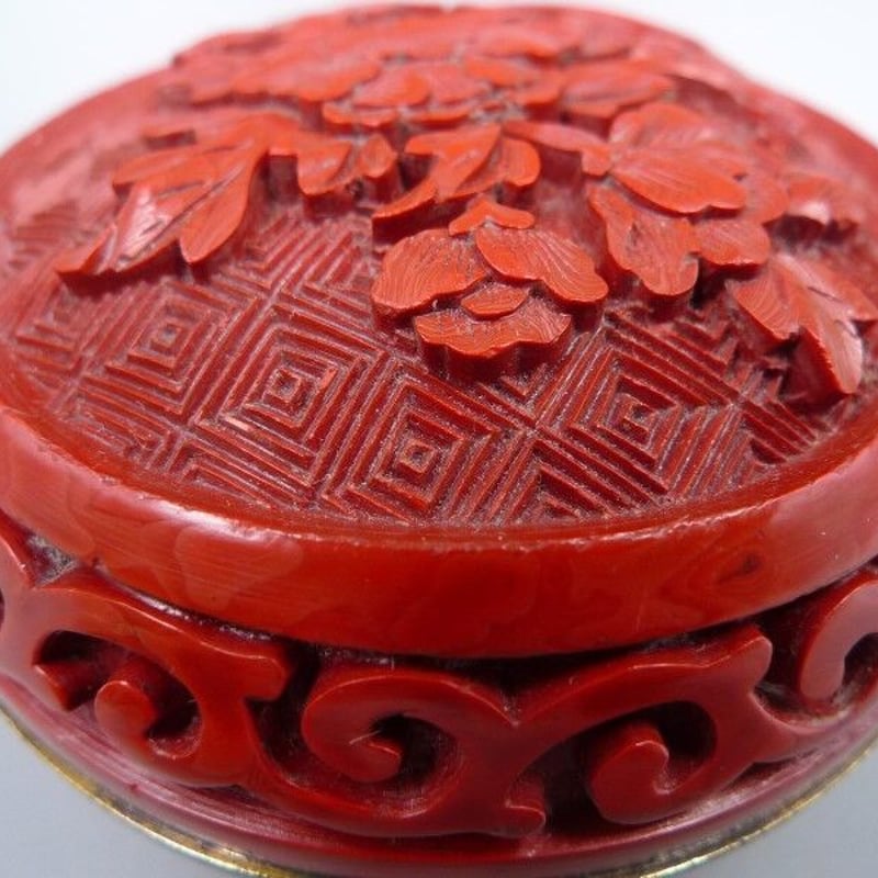 北京漆雕 内底七宝 剔紅 堆朱 唐草彫刻香合 | 昔縁