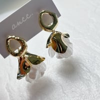 flower motif gold