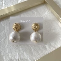 simple gold pearl.