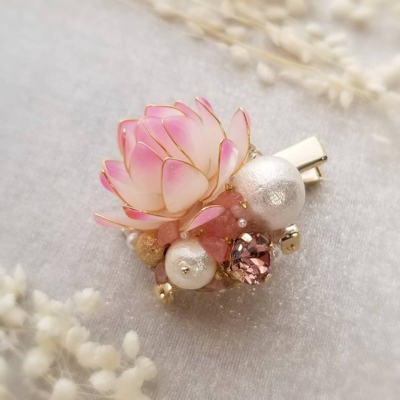 うすべに色の蓮のブローチ | Minorino Flower Jewelry