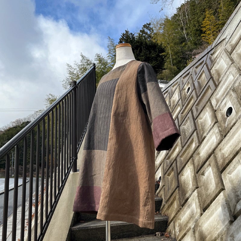 76、二色絞り染めワンピース(藍染めと柿渋染め)ギャザー入り 麻と柿渋染め・草木染めのみつる工芸 / 麻100％ワンピース【絞り