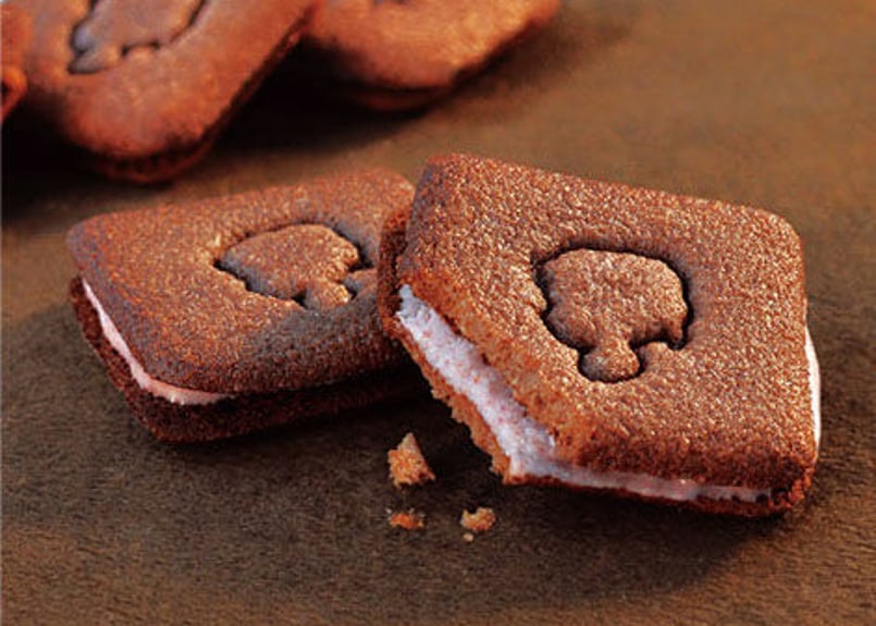 ぎっこ「赤い靴」by Kumiko., YOKOHAMA.【新品(美品)】 赤い靴の女の子（苺ショコララングドシャ） | 横浜大世界