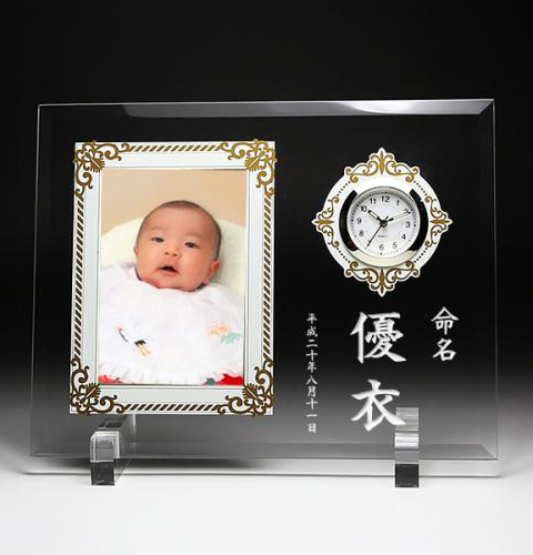 出産祝い・出産記念品用】時計付きフォトフレーム・白文字（名入れ