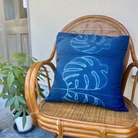 藍染ﾓﾝｽﾃﾗ柄ｸｯｼｮﾝｶﾊﾞｰ