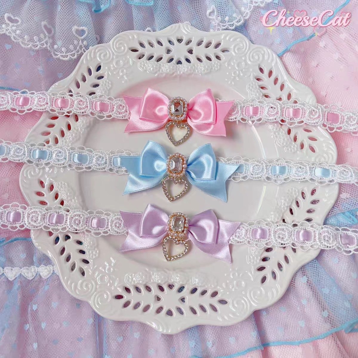 同色スパンコールチョーカー付　立体的な立ち上がりフリルレースと黒&水色バイカラー レースフリルチョーカー【スパイダー】 | TI.A.RA.MODE