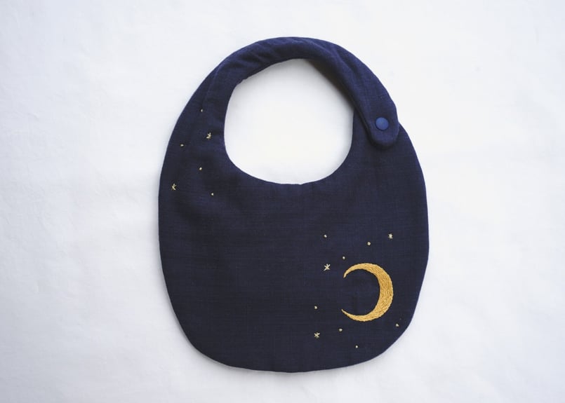 【名入れオーダー】星空と流れ星のきらきら刺繍スタイ 名入れオーダー】星空と流れ星のきらきら刺繍スタイ