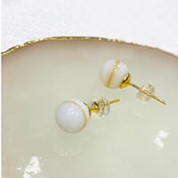 ベージュシェルピアス