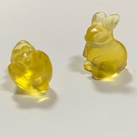 うさぎ　のイエローフローライト置物