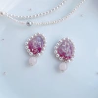 花びらを散りばめたクリスタルと天然石&パールビーズのピアス