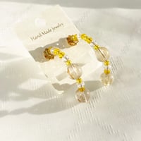 黄金色の幸せ呼びこむシンプルピアス