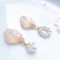 桃色クリスタルとパールビーズのピアス