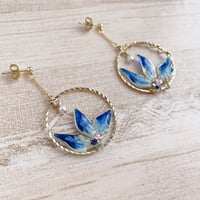 お花モチーフのシンプルなブルーピアス