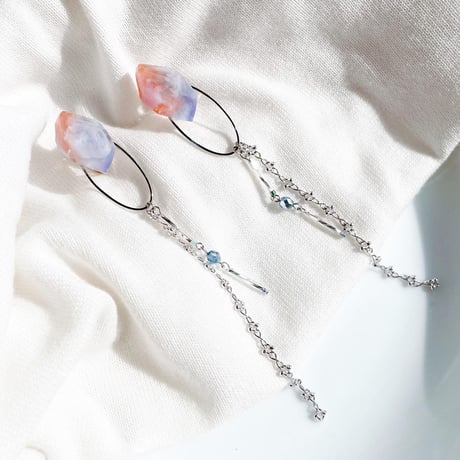 クリスタルとシルバーチェーンのピアス(イヤリング)