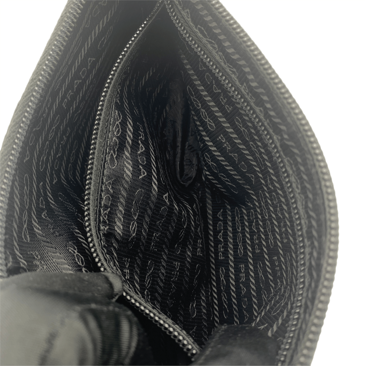 PRADA プラダ ナイロン ロゴプレート ポーチ ブラック PRADA プラダ ロゴプレート ナイロンポーチ ブラック | ラクトク