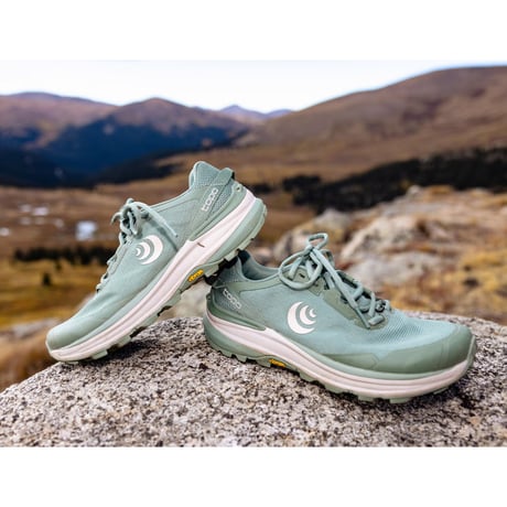 Topo Athletic トポアスレティック / トラバース Women's《Sage/Tan》