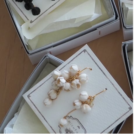 水玉舎 / 布花 すずらんのアシンメトリー ピアス・イヤリング
