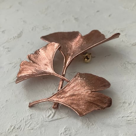 銅植物工房r.feuille(ドウショクブツコウボウ レフイユ)/ イチョウのブローチ
