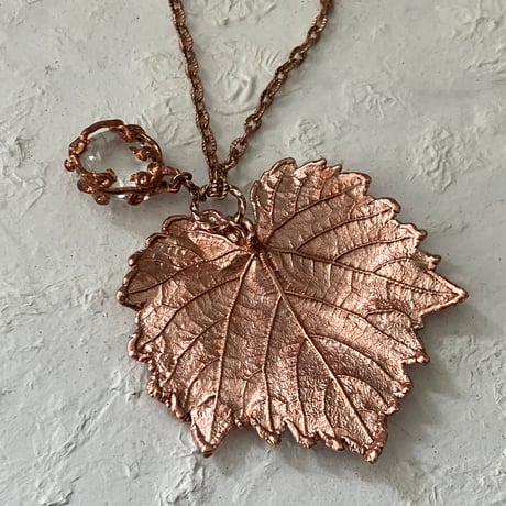 銅植物工房r.feuille(ドウショクブツコウボウ レフイユ)/ ブドウの葉と水晶のペンダント