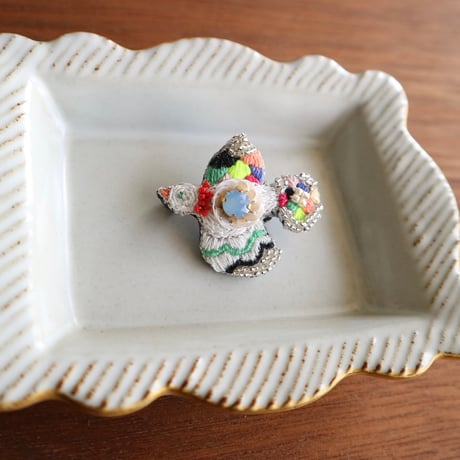 ito.iro.katachi(イトイロカタチ) / 刺繍ブローチ【はばたくとり】