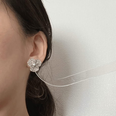 t＆/ラメ花ピアス・イヤリング