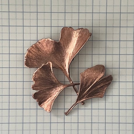 銅植物工房r.feuille(ドウショクブツコウボウ レフイユ)/ イチョウのブローチ
