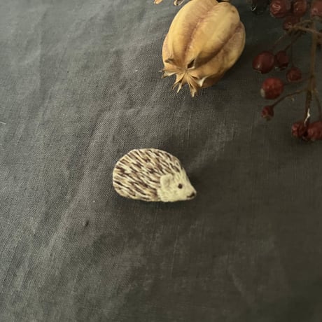 Flannel（フランネル）　刺繍ブローチ　はりねずみ