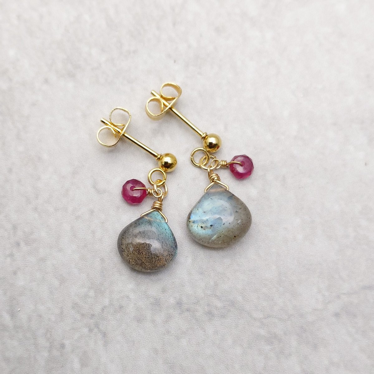 Simple+(シンプルプラス)/ ラブラドライトとルビーのピアス | くうそう