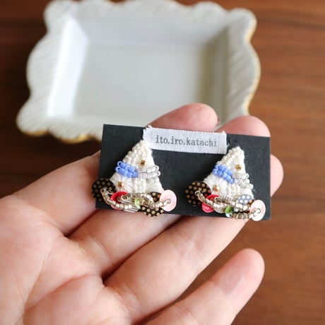 ito.iro.katachi(イトイロカタチ) / 刺繍ピアス 【おめかしさんかく】
