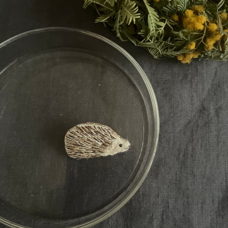 Flannel（フランネル）　刺繍ブローチ　はりねずみ