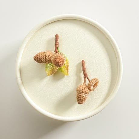 Shirotumekusa（しろつめくさ）　どんぐり　イヤリング・ ピアス