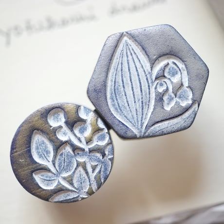 yofukashi drawer（ヨフカシドローワー） ブローチ　重ね付け風