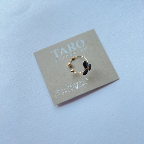TARO/黒花イヤーカフ