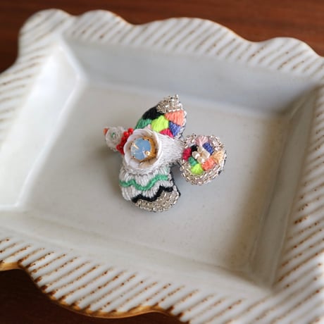 ito.iro.katachi(イトイロカタチ) / 刺繍ブローチ【はばたくとり】