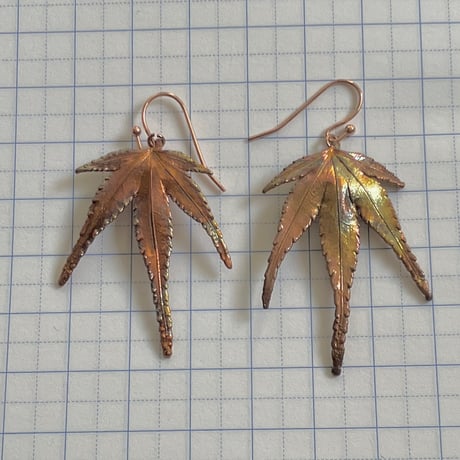 銅植物工房r.feuille(ドウショクブツコウボウ レフイユ)/ モミジのピアス