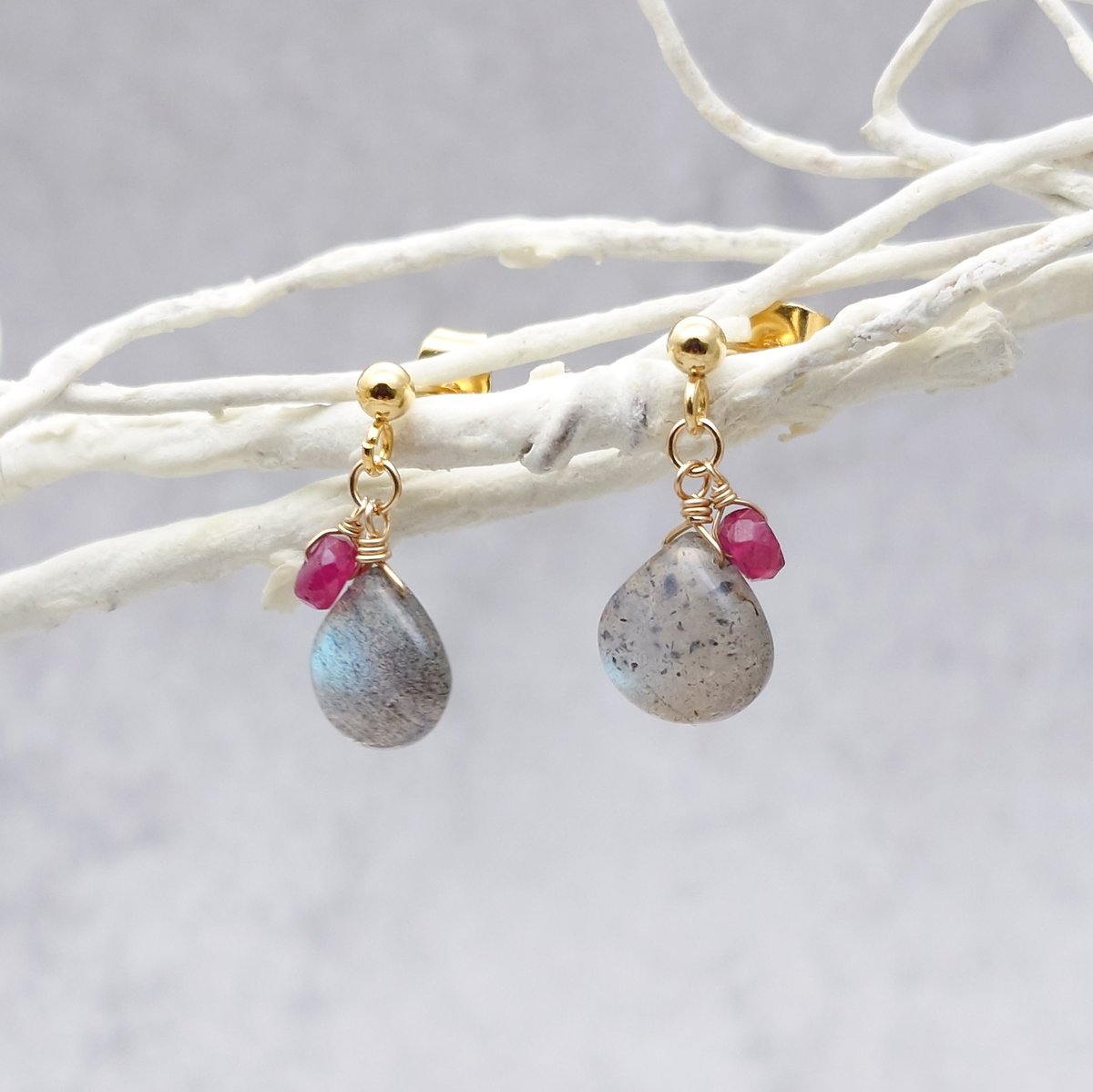 Simple+(シンプルプラス)/ ラブラドライトとルビーのピアス | くうそう