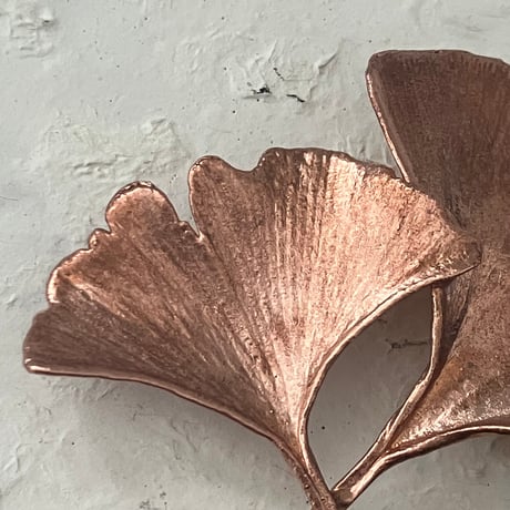 銅植物工房r.feuille(ドウショクブツコウボウ レフイユ)/ イチョウのブローチ