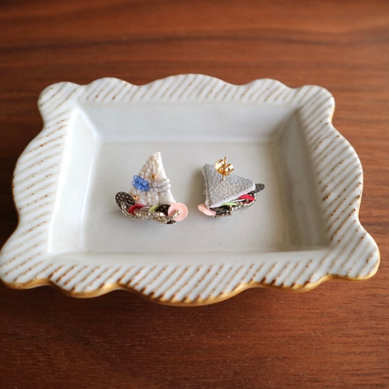 ピアス Inui ito.iro.katachi(イトイロカタチ) / 刺繍ピアス 【おめかしさん